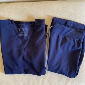 Figs scrub top and bottom in navy